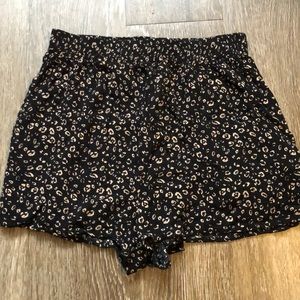 FLOWY LEOPARD PRINT SHORTS